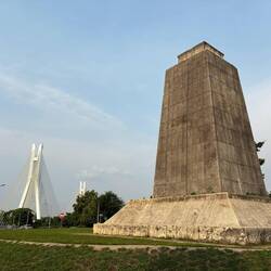 Brazza-Denkmal und Unabhängigkeitsbrücke