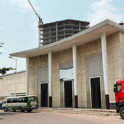 Der verwaiste Bahnhof - die Empfangshalle ist geschlossen