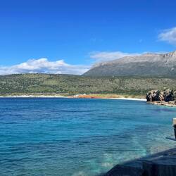 Strand und Höhle gleich nebeneinander 🇬🇷
