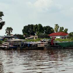 Verrostende Schiffe am Ufer