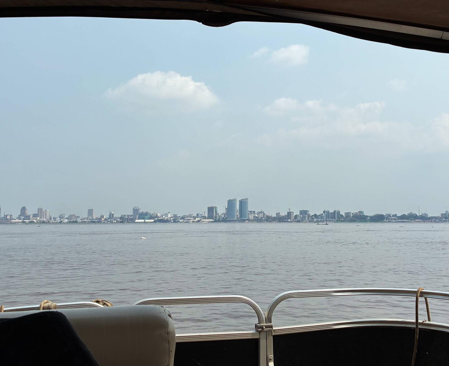 Blick vom Boot nach Kinshasa