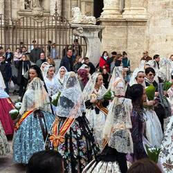 Fallas-Mitglieder (Falleras) vor der Kathedrale