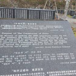 Felsenecke mit allen eingravierten Opfern des 2. Weltkrieges