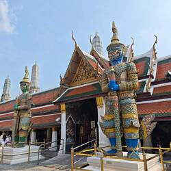 Weitere Yaksha-Wächter sichern die Ein- und Aufgänge im Großen Palast von Bangkok.