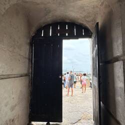 Durch diese Tür wurden die Sklaven zu den Booten gebracht "Door of no Return"