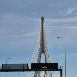 Brücke über den Guadiana mit port. Zeitangabe 10:38 Uhr, und 1 Minute später, 11:39 , in Spanien.