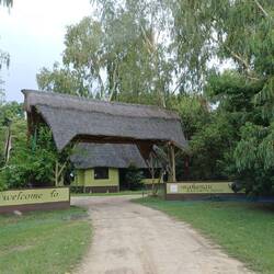 der Eingang zur Lodge