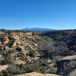 Blick in den Canyon, rechts ist ein Haus zu erkennen.