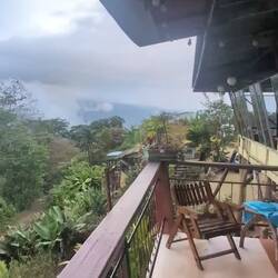 Mit einer netten Aussicht. Eigentlich wollten wir eine Vulkan Wanderung machen, aber bei dem Wetter