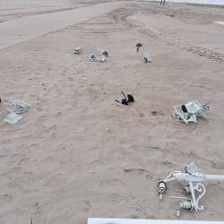 Von den Wellen zerstörte Laternen