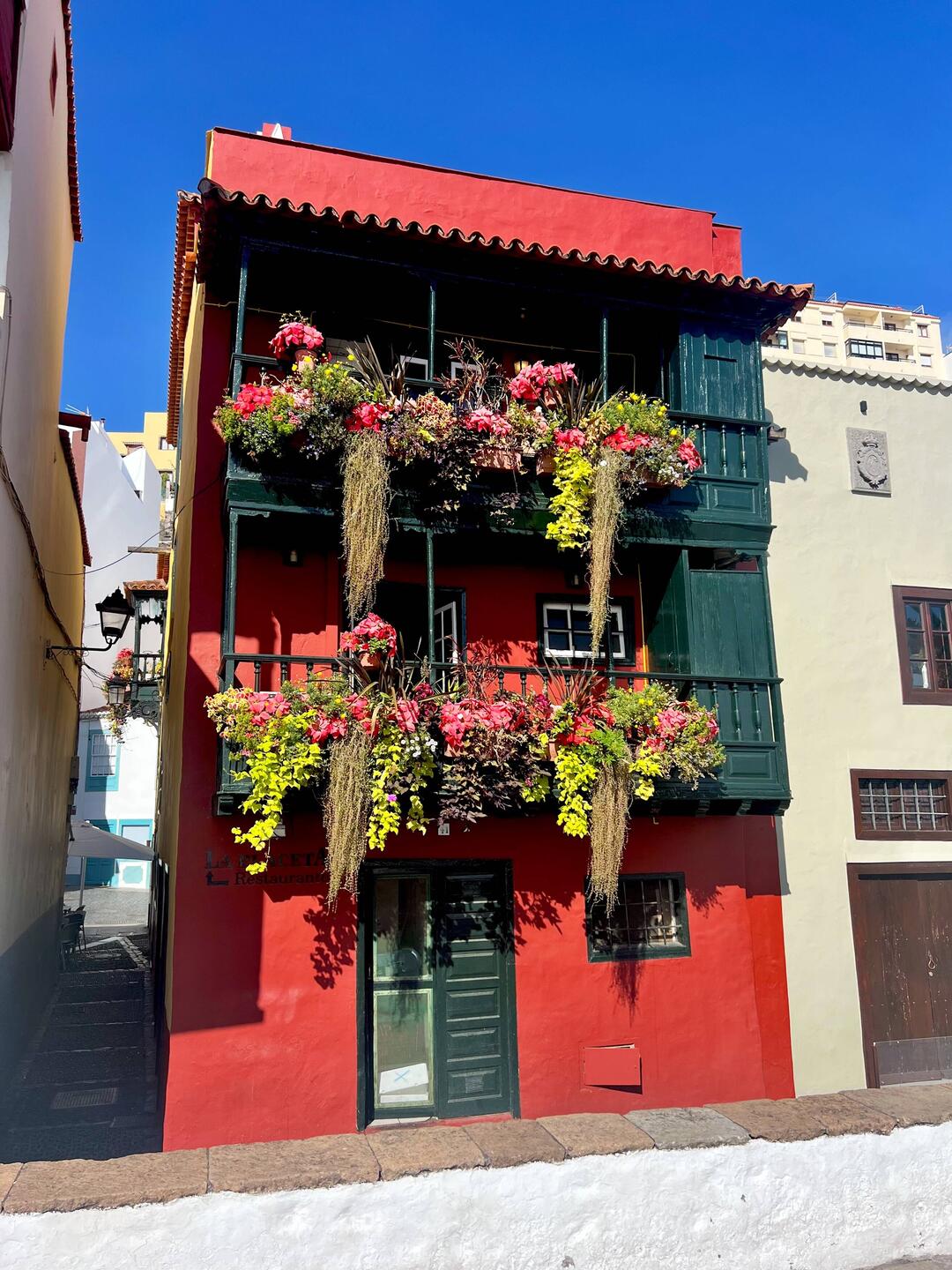 Die mit Blumen geschmückten Balkone, die Wahrzeichen der Stadt