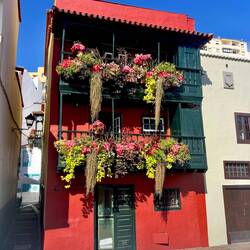 Die mit Blumen geschmückten Balkone, die Wahrzeichen der Stadt