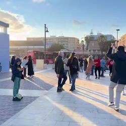 Einer stellt eine Musicbox auf und schon treffen sich die Leute 😃