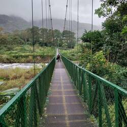 Fußgängerhängebrücke nach Orosi