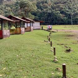 Freisetzen mit Wasser, Grill und Bänken