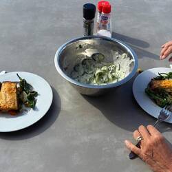 Reste der Gemüserolle mit Gurkensalat und Pimientos de Padron