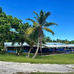 De oude school (nu verlaten, maar alles stond er nog in)