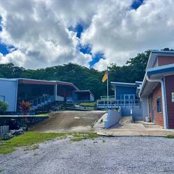 Links het museum, rechts het parlement