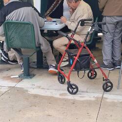 Die älteren Menschen treffen sich trotz Regen und Bewegungseinschränkungen. Sie haben Spass