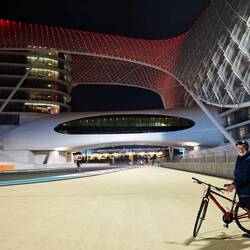 Vistas al hotel W colgando sobre la pista.