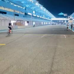 Luces nocturnas iluminan curvas épicas del circuito.