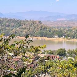 sur les hauteurs de Luang Prabang , le Mékong en toile de fond