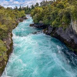 Der Engpass der Huka Falls - 15 Meter breit für die Wassermenge eines sehr viel breiteren Flusses