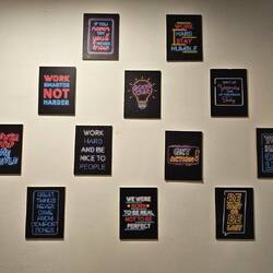 Sprüche auf der Wand vor meinem Hotel Namens Boss.