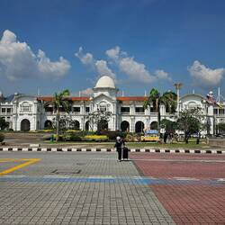 Bahnhof - nirgends gibt es Fußgängerwege. Also schnell, schnell, denn keiner bremst.