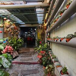 Eingang zu einem der vielen Cafés.