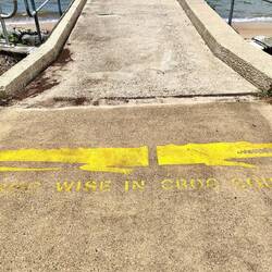 Warnung vor Krokodilen am Zugang zur Seebrücke