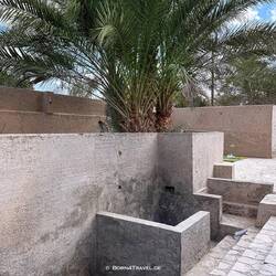 Diese Moschee ist die einzige, von der bekannt ist, dass ein Faladje hindurch führt. Für Waschungen