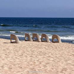 Seltsame Idee: Normale Stühle ohne Beine als Sitzgelegenheit am Strand 🤣