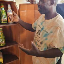 Er erzählt, das er 2 Aufträge pro Monat bewältigen kann.