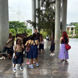 Aristide inmitten einer Schar von Schülern