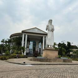 Statue von de Brazza mit Mausoleum