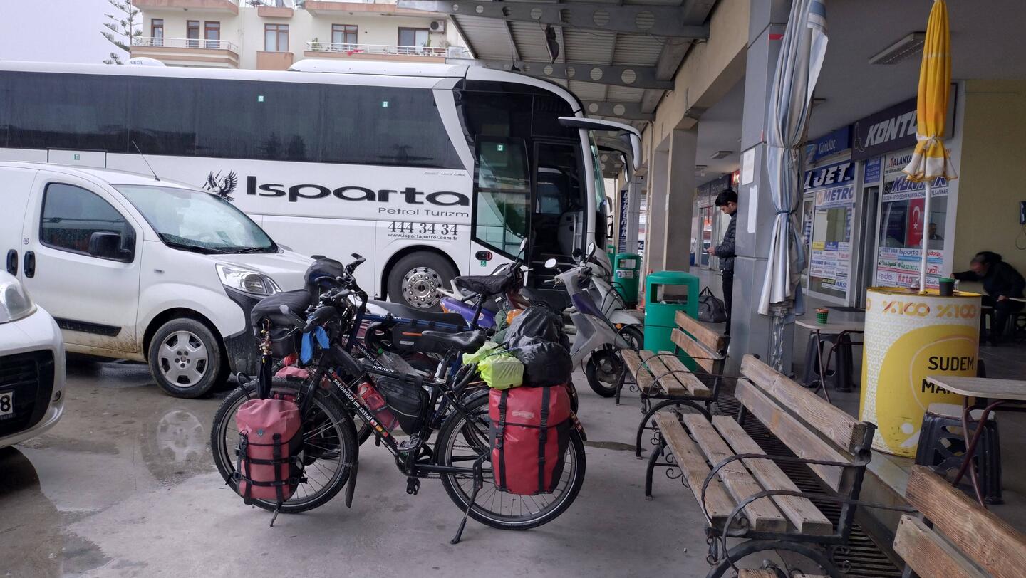 An der Busstation in Gazipasa...