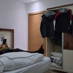 Jacken trocknen im gemütlichen Zimmer