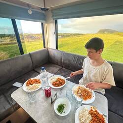 Unser Nachtessen mit bescheidenem Blick aufs Meer