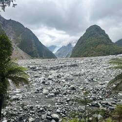 Also, das dahinten, genau der weisse Fleck unterhalb der Wollen wäre der Fox Gletscher