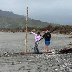 Die Jungs am Schwemmholzturm bauen... 😄