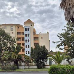 Bewachte und umzäunte Wohnanlage.