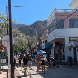 Touristen auf dem Weg zum Strand