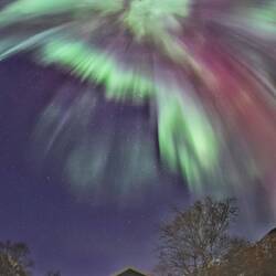 In der Dämmerung, die Corona tanzte über meinem Häuschen