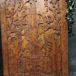 Schnitzerei der Mayas die einen Raumfahrer zeigt.