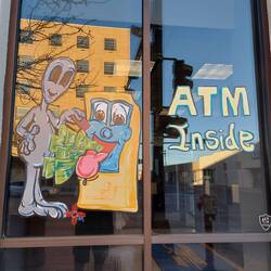 Auch Aliens brauchen harte Dollars.