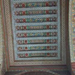 Schön verzierte Holzdecke