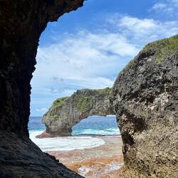 Van onder de eerste boog uitzicht op de tweede