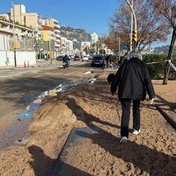 ... stellenweise wurde sogar die Straße mit Sand geflutet