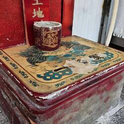 Kleiner Altar vor einem Shop.